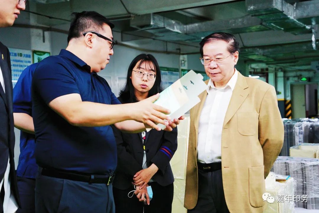 中國人民大學商學院楊杜教授攜企業(yè)文化專家組及盈投集團代表一行到嘉年印務調(diào)研